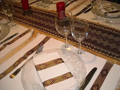 Chemin de table équitable bordeaux en coton éthiopien filé à la main et en rayonne tissé artisanalement