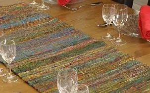 Chemins de table équitable en soie framboise tissé à la main