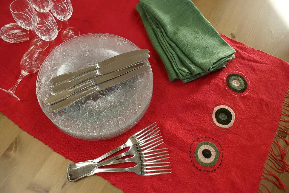 Chemin de table équitable Sphère Framboise en coton éthiopien filé, tissé et brodé à la main