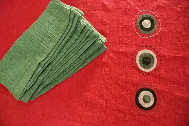 Chemin de table équitable Sphère Framboise en coton éthiopien filé, tissé et brodé à la main