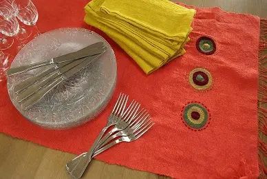 Chemin de table Sphère Rouge en coton éthiopien filé, tissé et brodé à la main