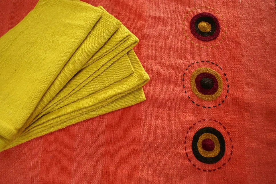 Chemin de table équitable Sphère Rouge en coton éthiopien filé, tissé et brodé à la main