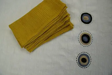 Chemin de table équitable Sphère Ecru en coton éthiopien filé, tissé et brodé à la main