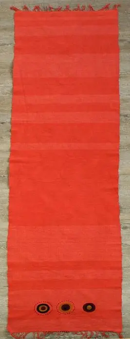 Chemin de table équitable Sphère Rouge en coton éthiopien filé, tissé et brodé à la main
