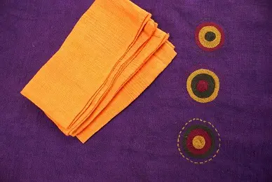 Chemin de table équitable Sphère Violet en coton éthiopien filé, tissé et brodé à la main