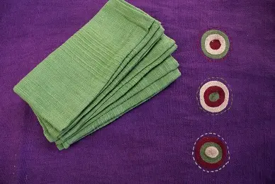 Chemin de table équitable Sphère Violet en coton éthiopien filé, tissé et brodé à la main