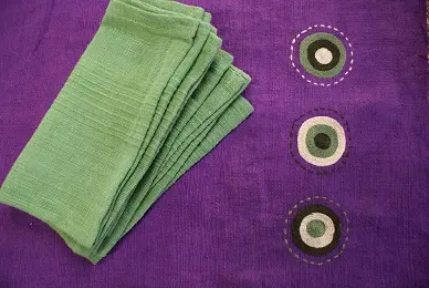 Chemin de table équitable Sphère Violet en coton éthiopien filé, tissé et brodé à la main