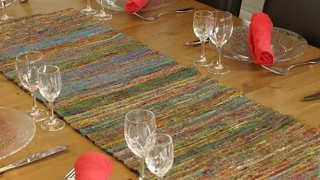 Chemin de table éthiopien en soie recyclée Camaïeu Framboise