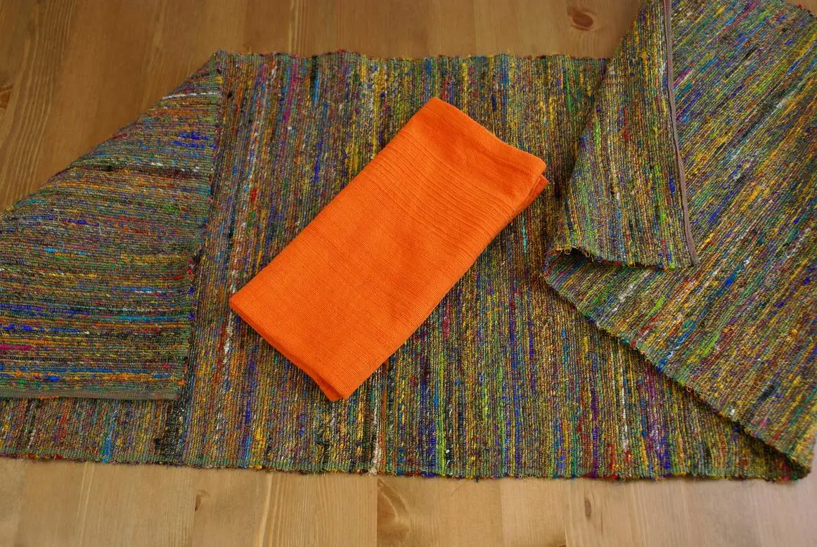Chemin de table éthiopien vert orange en soie recyclée filée et tissé à la main