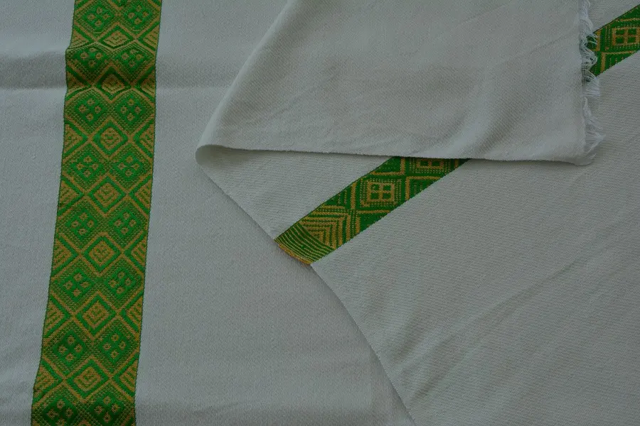 Nappe artisanale réversible Saba Ecru Tibeb Vert en coton éthiopien filé à la main et tissée à la main