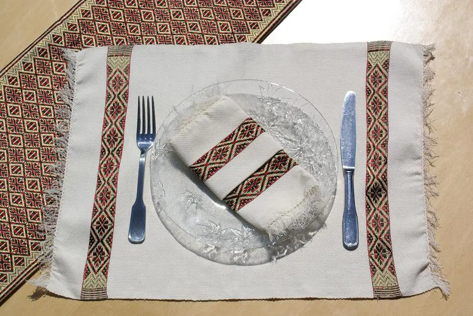 Chemin de table bordeaux exotique en coton éthiopien filé et fait à la main