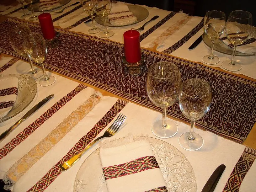 Chemin de table bordeaux exotique en coton éthiopien filé et fait à la main