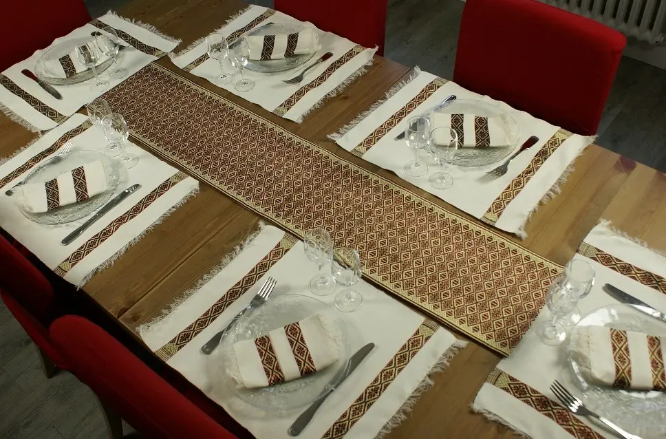 Chemin de table bordeaux exotique en coton éthiopien filé et fait à la main
