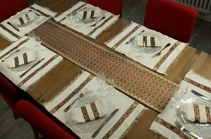 Chemin de table bordeaux exotique en coton éthiopien filé et fait à la main