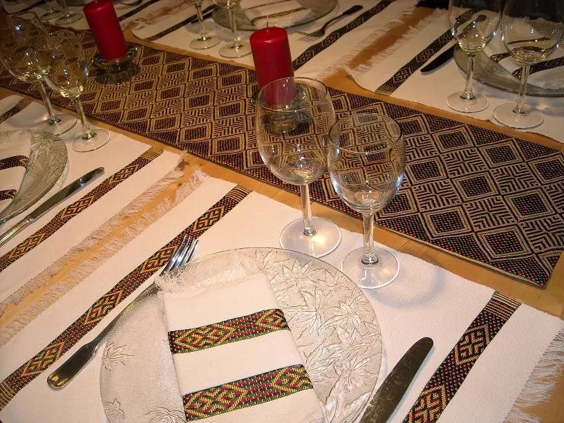 Chemin de table olive bordeaux ethnique en coton éthiopien filé et fait à la main