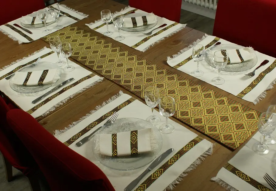 Chemin de table olive bordeaux ethnique en coton éthiopien filé et fait à la main