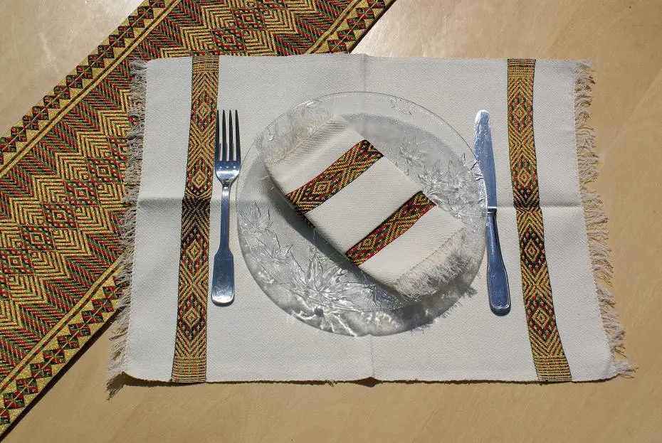 Chemin de table olive bordeaux exotique en coton éthiopien filé et fait à la main