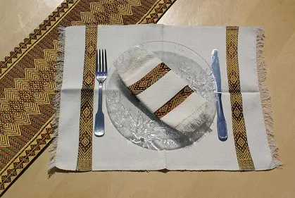 Chemin de table olive bordeaux exotique en coton éthiopien filé et fait à la main