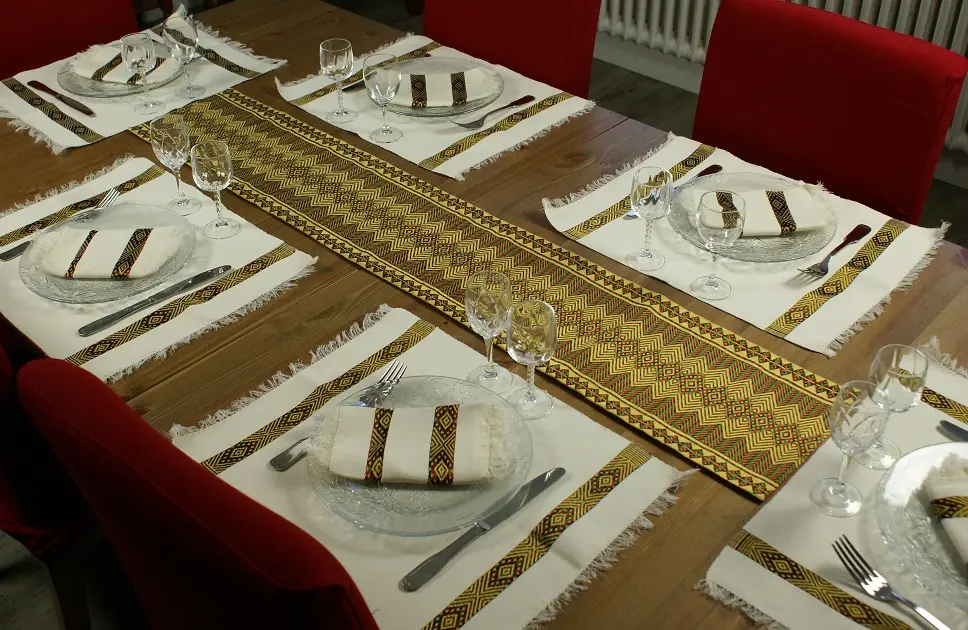 Chemin de table olive bordeaux exotique en coton éthiopien filé et fait à la main
