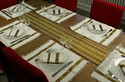 Chemin de table olive bordeaux exotique en coton éthiopien filé et fait à la main