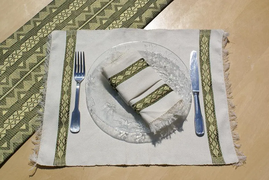 Chemin de table olive ethnique en coton éthiopien filé et fait à la main