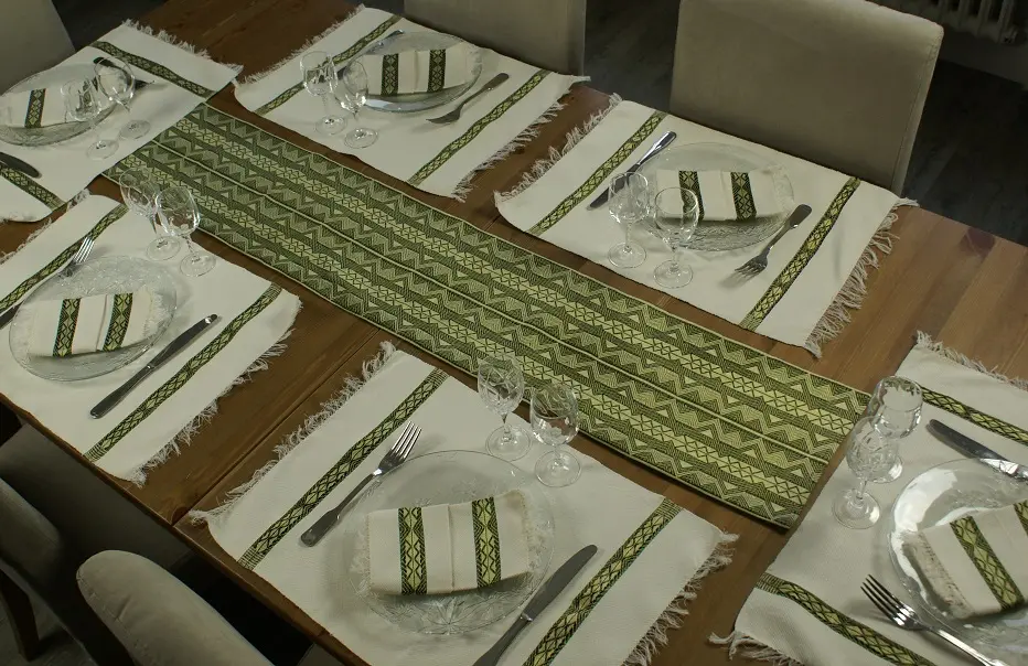 Chemin de table olive ethnique en coton éthiopien filé et fait à la main