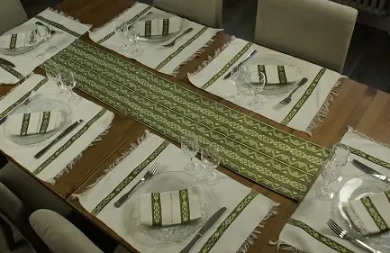 Chemin de table olive ethnique en coton éthiopien filé et fait à la main