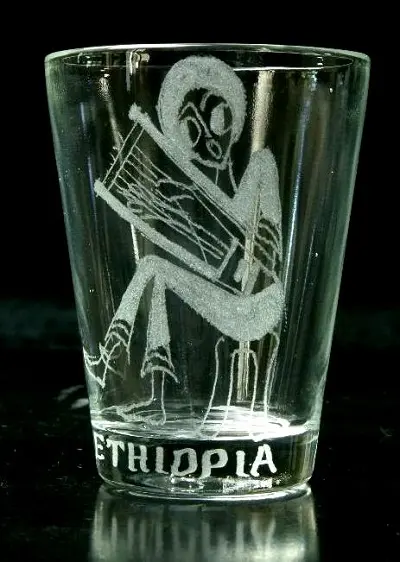 Verres à liqueur avec gravures traditionnelles éthiopiennes