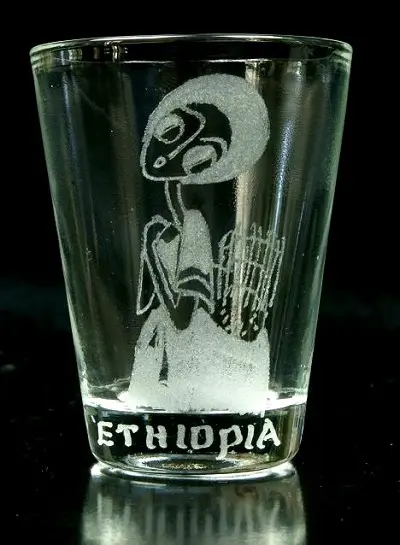 Verres à liqueur avec gravures traditionnelles éthiopiennes