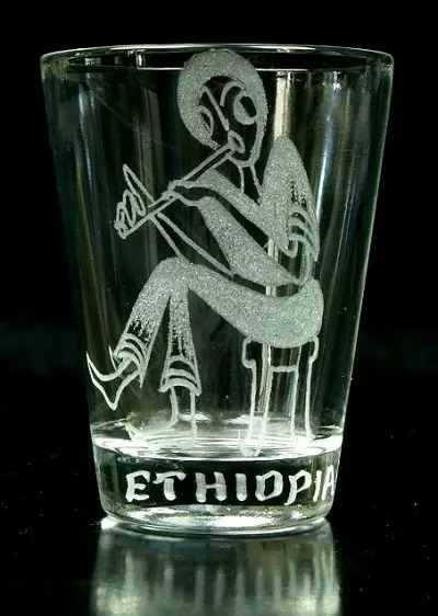 Verres à liqueur avec gravures traditionnelles éthiopiennes
