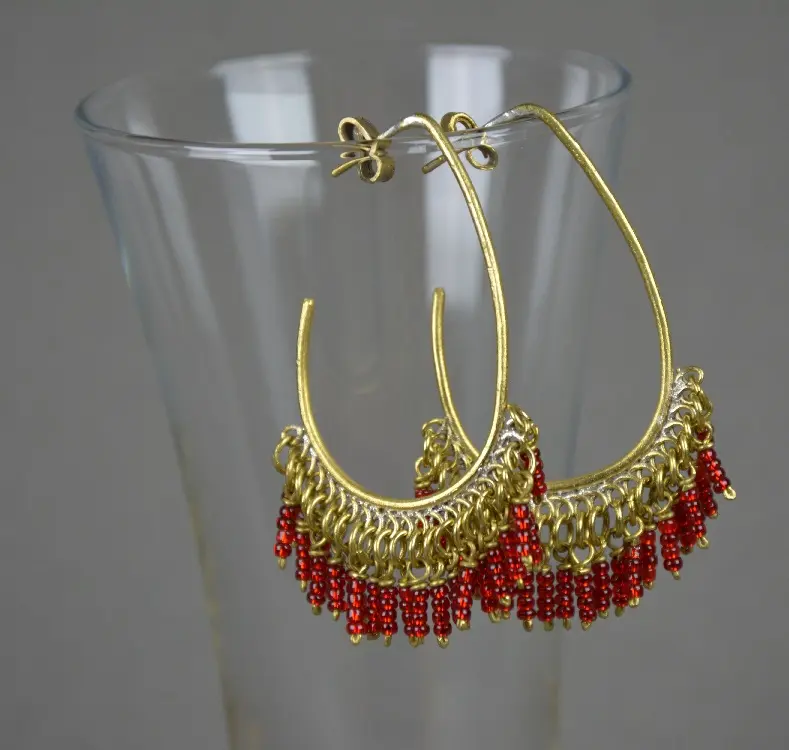 Boucles d'oreilles Konjit Rouge entièrement faites à la main en laiton et perles de verre