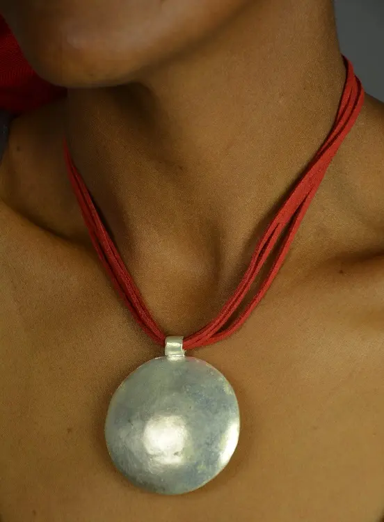 Collier équitable éthiopien en matériaux locaux plaqués argent
