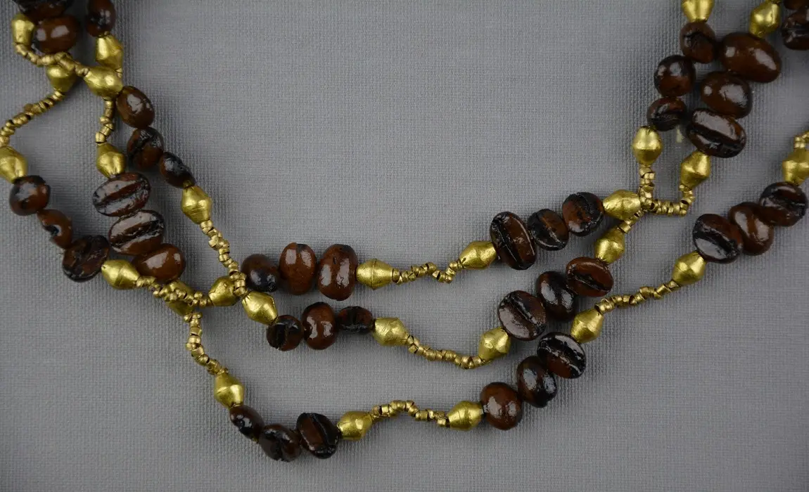 collier éthiopien Harar doré entièrement fait à la main en matériaux recyclés