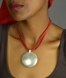 Collier éthiopien plaqué argent Abyssinia Carmin Busqué entièrement fait à la main