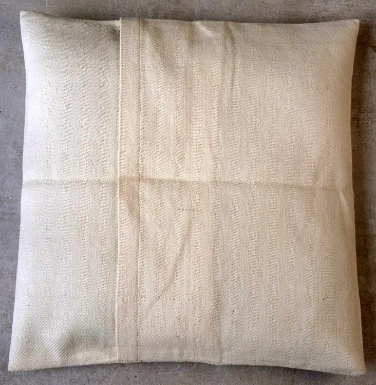 Housse de coussin Chevrons Rouge Café avec Tibeb en coton éthiopien et rayonne, tissée artisanalement