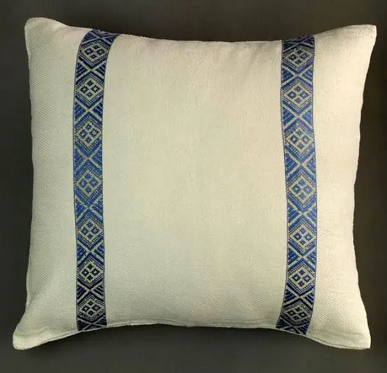 Housse de coussin Tribu Bleu Ciel avec Tibeb majoritairement en coton éthiopien, tissée artisanalement