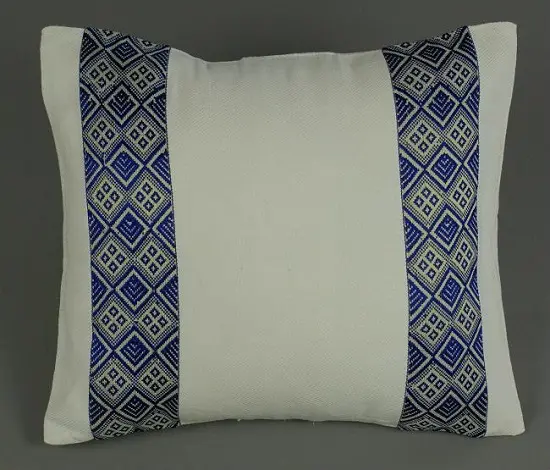 Housse de coussin Tribu Bleu avec Tibeb majoritairement en coton éthiopien, tissée artisanalement