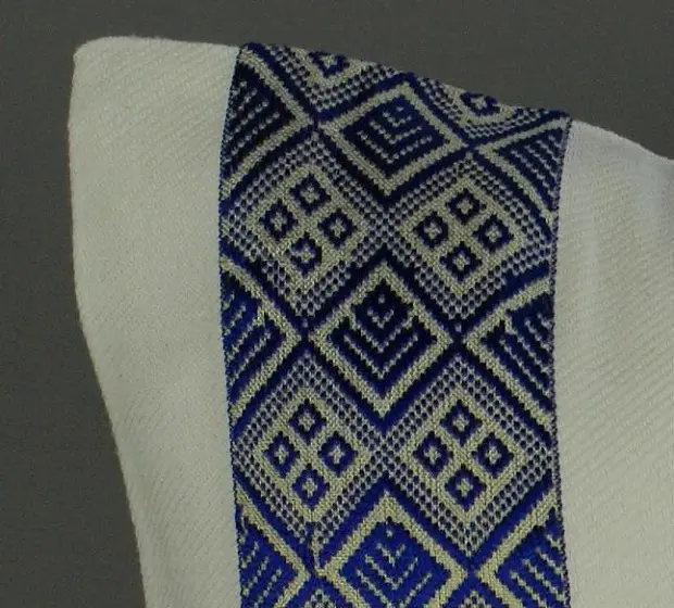 Housse de coussin Tribu Bleu avec Tibeb majoritairement en coton éthiopien, tissée artisanalement