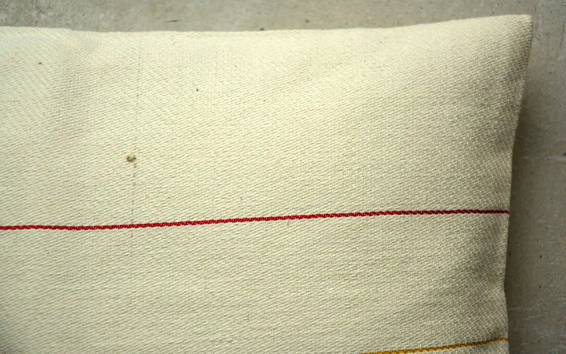 Housse de coussin Cubic Rouge Café avec Tibeb en coton éthiopien et rayonne, tissée artisanalement