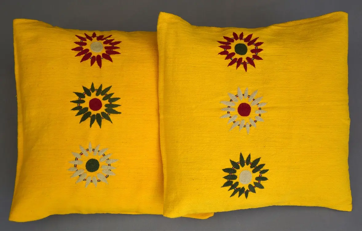 Housse de coussin Dahlia Bouton d'Or en coton éthiopien filé, tissée et brodée à la main