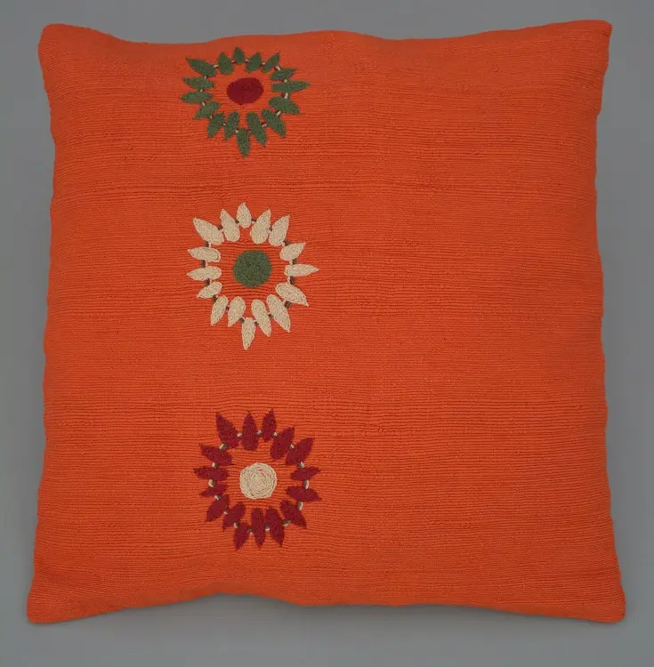 Housse de coussin Dahlia Cardinal en coton éthiopien filé, tissée et brodée à la main