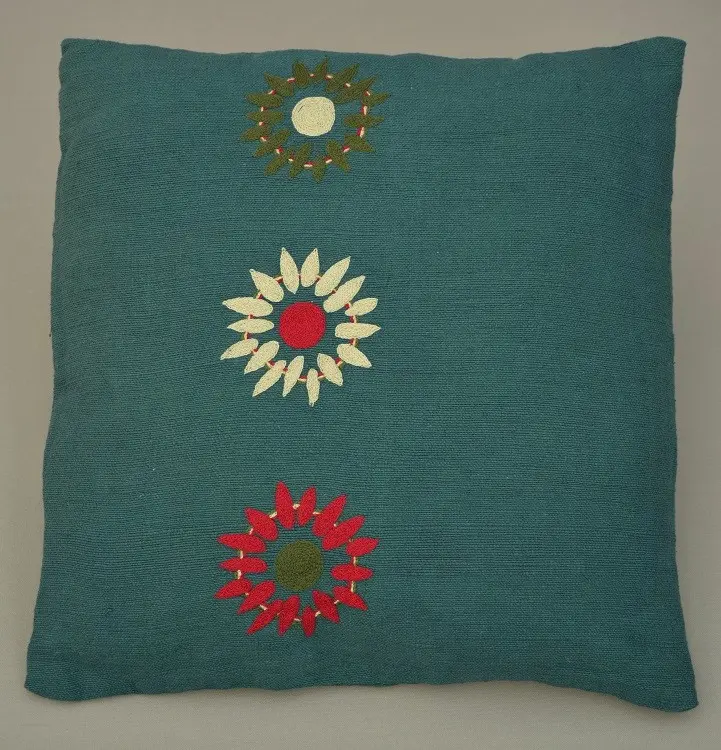 Housse de coussin Dahlia Epinard en coton éthiopien filé, tissée et brodée à la main