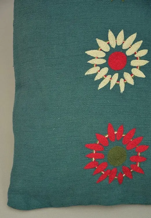 Housse de coussin Dahlia Epinard en coton éthiopien filé, tissée et brodée à la main