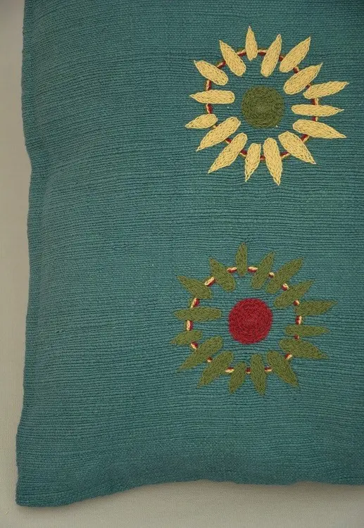 Housse de coussin Dahlia Epinard en coton éthiopien filé, tissée et brodée à la main