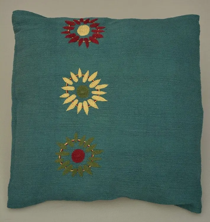 Housse de coussin Dahlia Epinard en coton éthiopien filé, tissée et brodée à la main