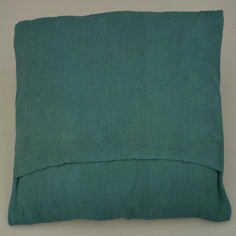 Housse de coussin Dahlia Epinard en coton éthiopien filé, tissée et brodée à la main