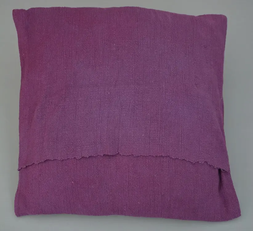 Housse de coussin Dahlia Zinzolin en coton éthiopien filé, tissée et brodée à la main