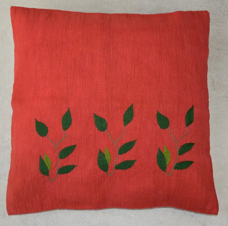 Housse de coussin Rameau Carmin en coton éthiopien filé, tissée et brodée à la main