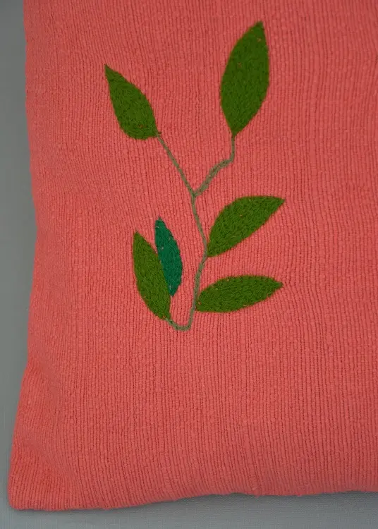 Housse de coussin Rameau Corail en coton éthiopien filé, tissée et brodée à la main