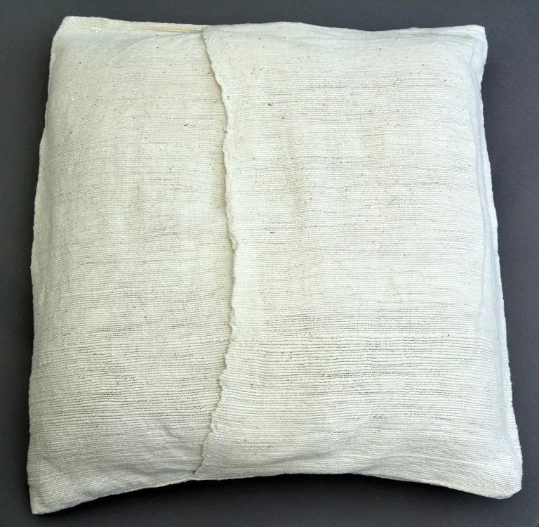 Housse de coussin Rameau Ecru en coton éthiopien filé, tissée et brodée à la main